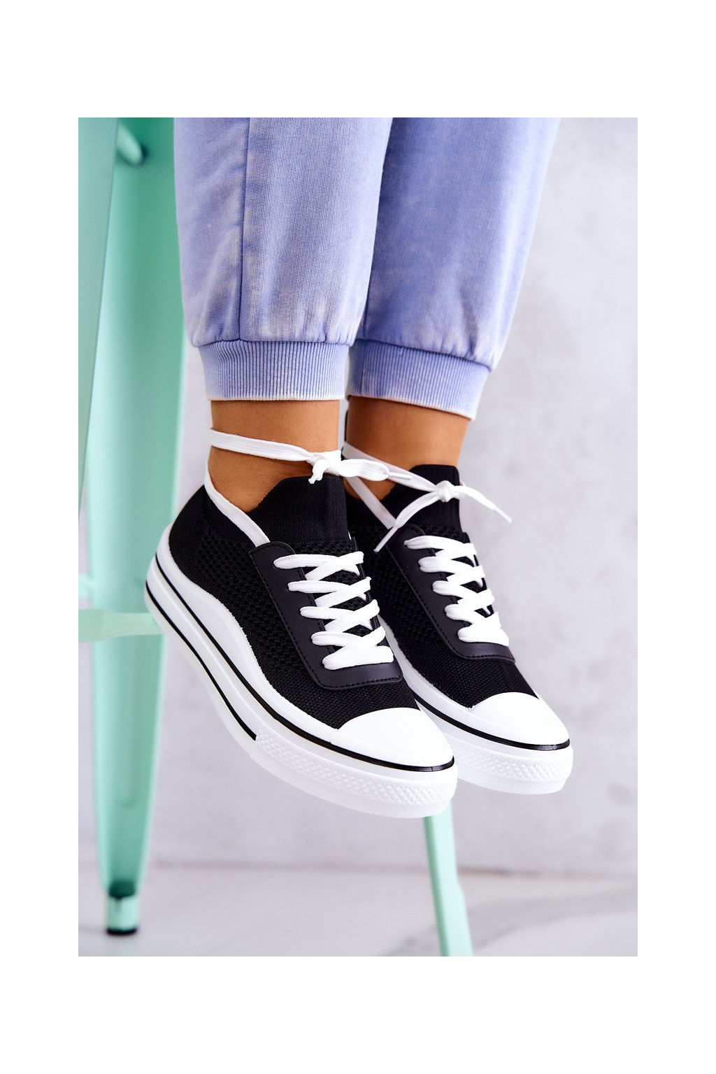 Čierne dámske tenisky na šnúrovanie s textilnou podšívkou a pružným materiálom, kód produktu HY086-530 BLACK