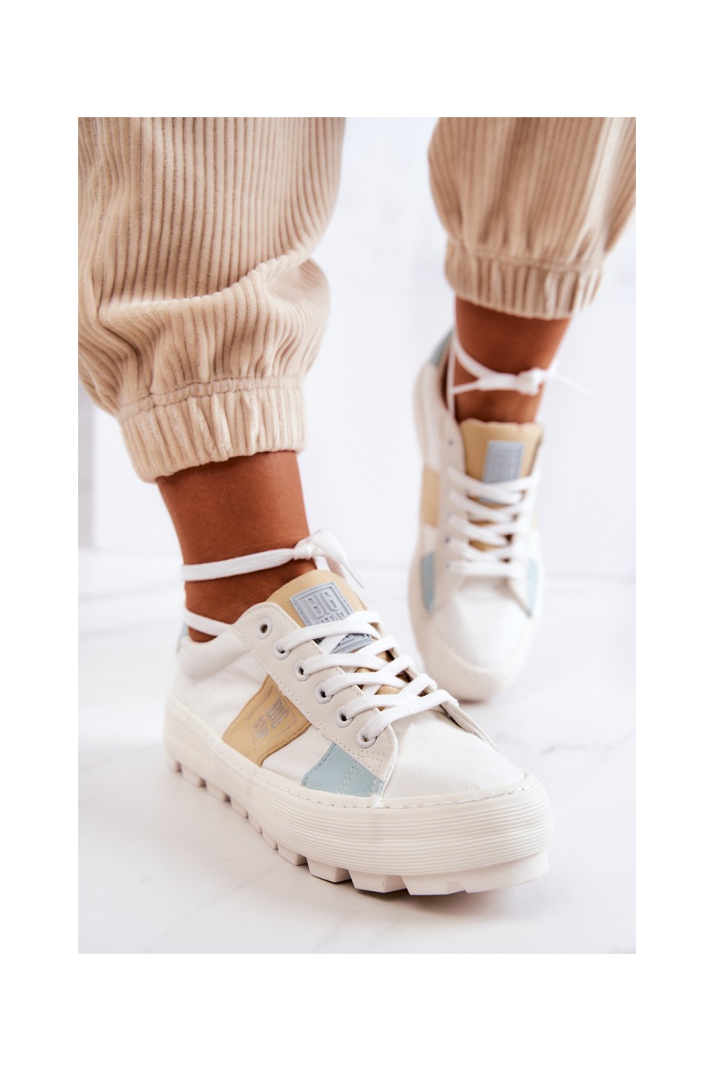 Biele dámske tenisky s textílnym zvrškom a gumovou podrážkou, kód produktu JJ274480 WHT