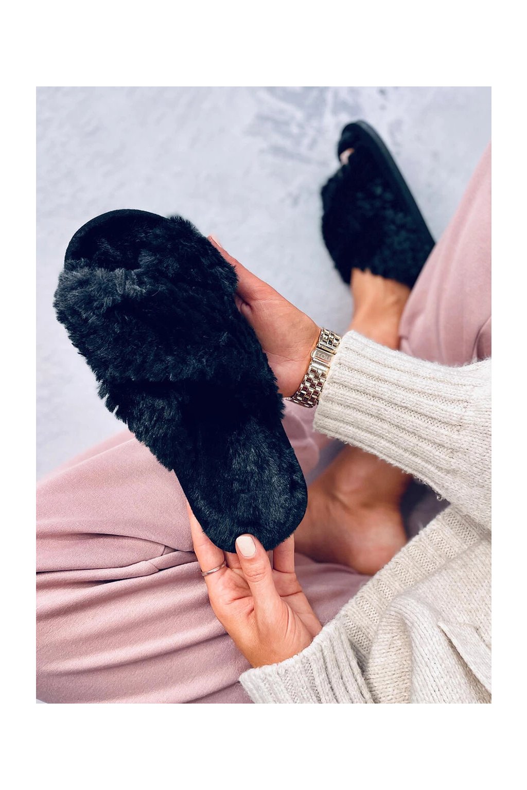 Čierne dámske papuče s kožušinkou, otvorené špičky, kód produktu KL-57