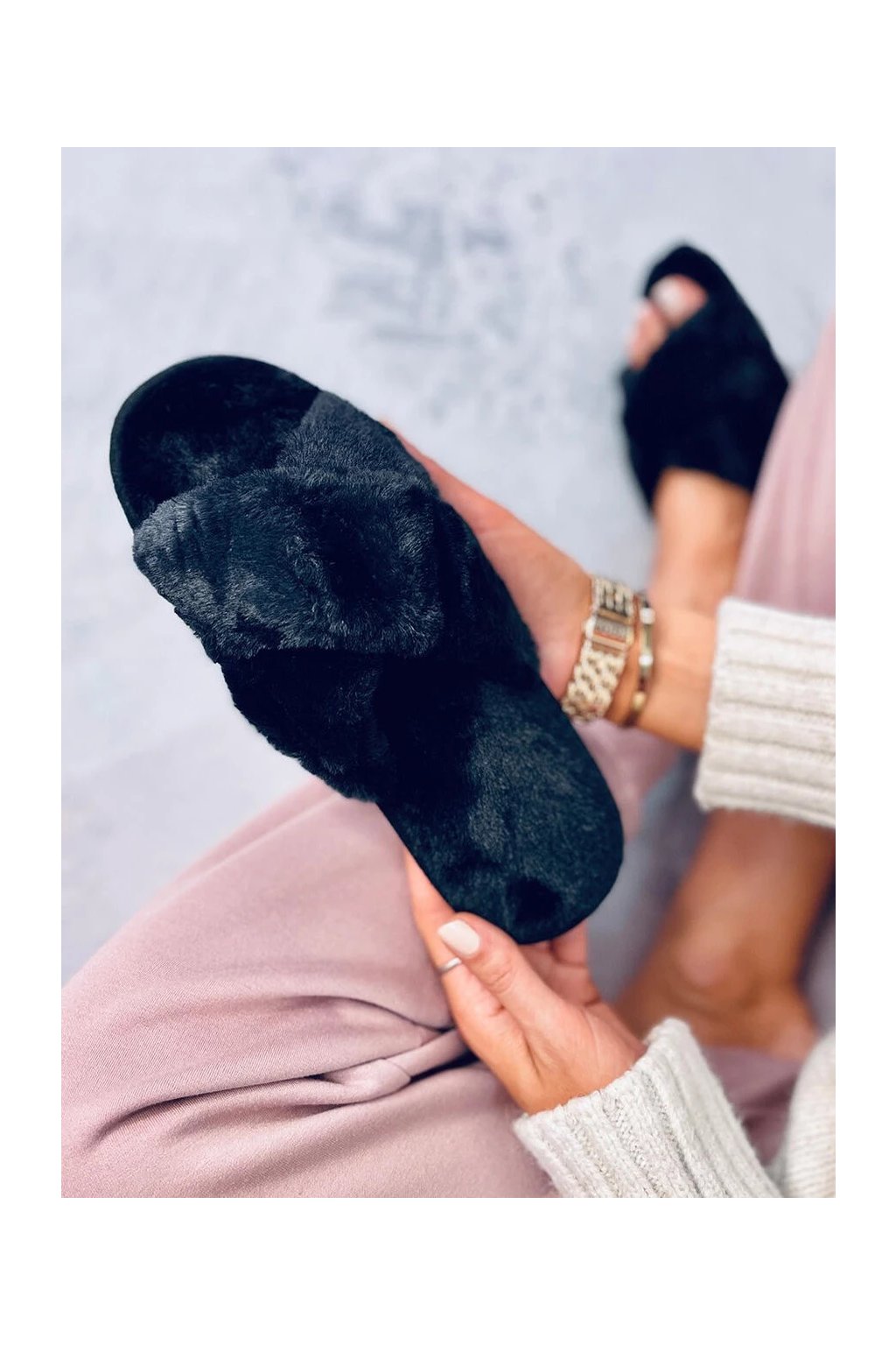 Dámske čierne papuče s kožušinkou, otvorené špičky, kód produktu KL-55