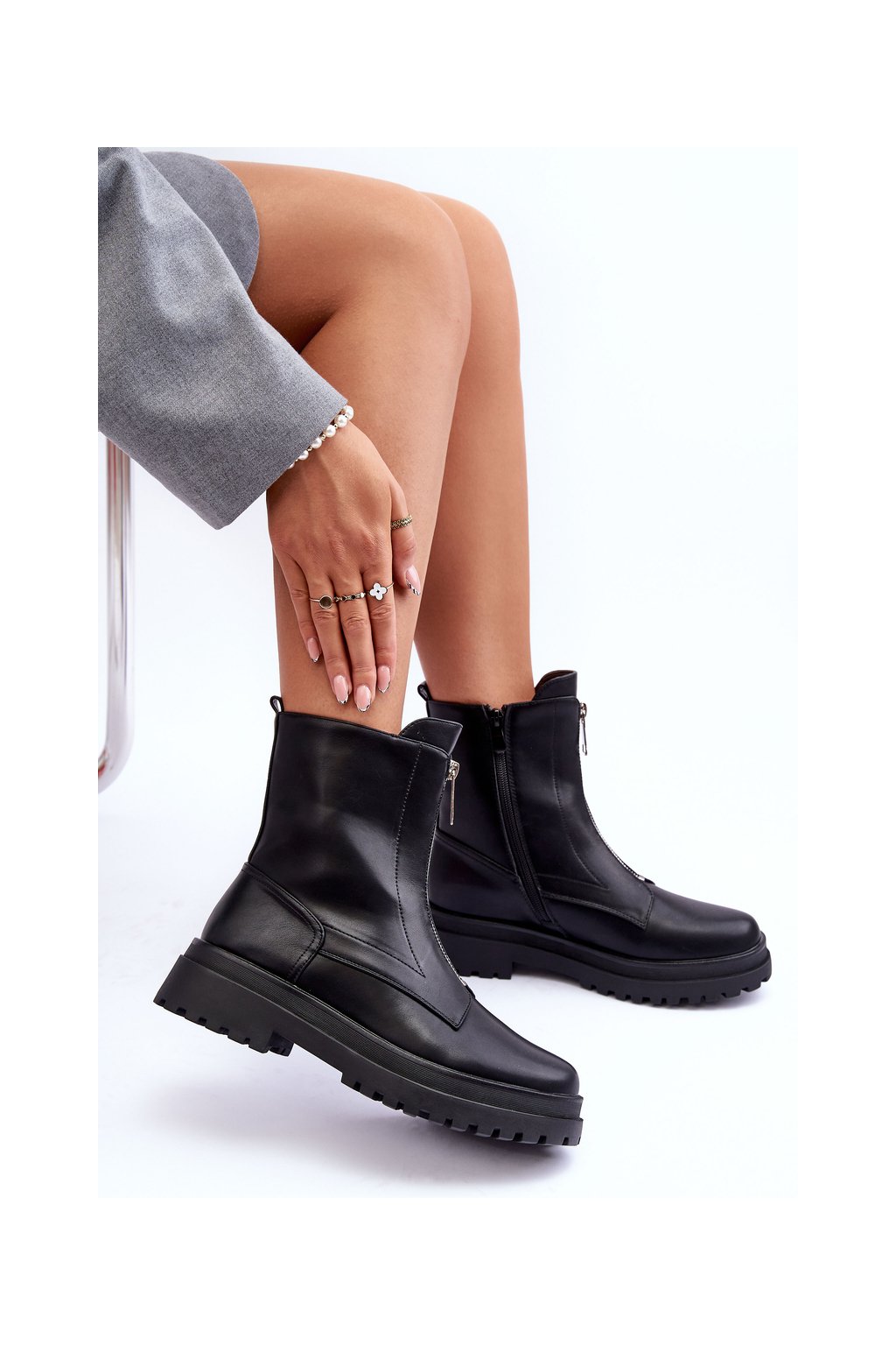 Čierne dámske členkové topánky na rovnej podrážke s eko kožou a zipsom, kód produktu HB-71 BLACK