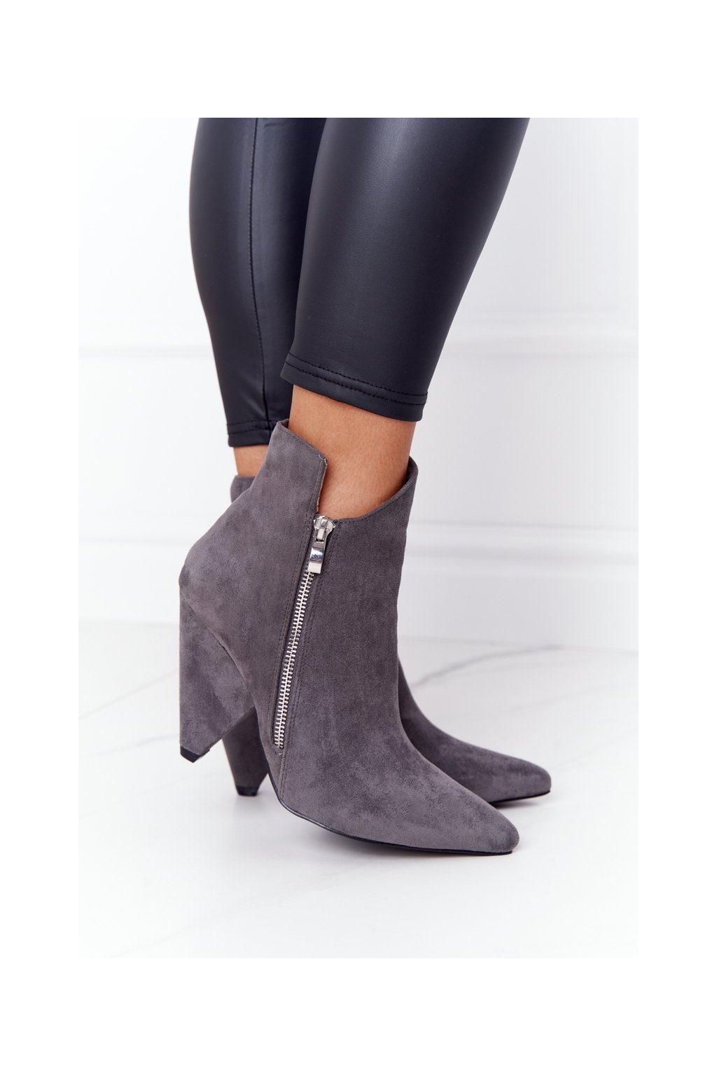 Dámske sivé členkové topánky na stĺpovom podpätku s eko kožou, kód produktu XW37353 GREY
