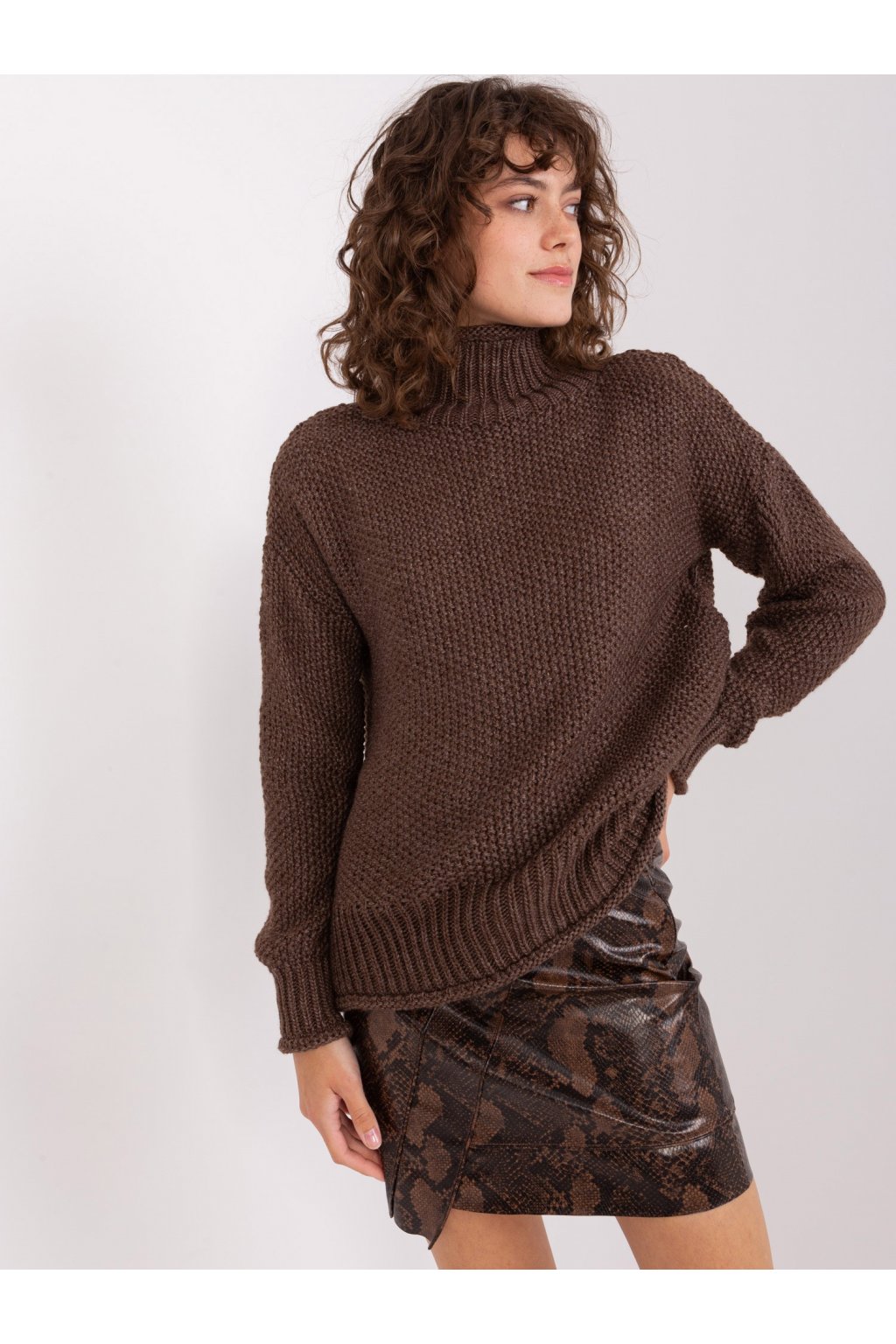 Hnedý dámsky sveter s golfom zo zmesi akrylu a vlny, kód produktu BA-SW-8049.93P.