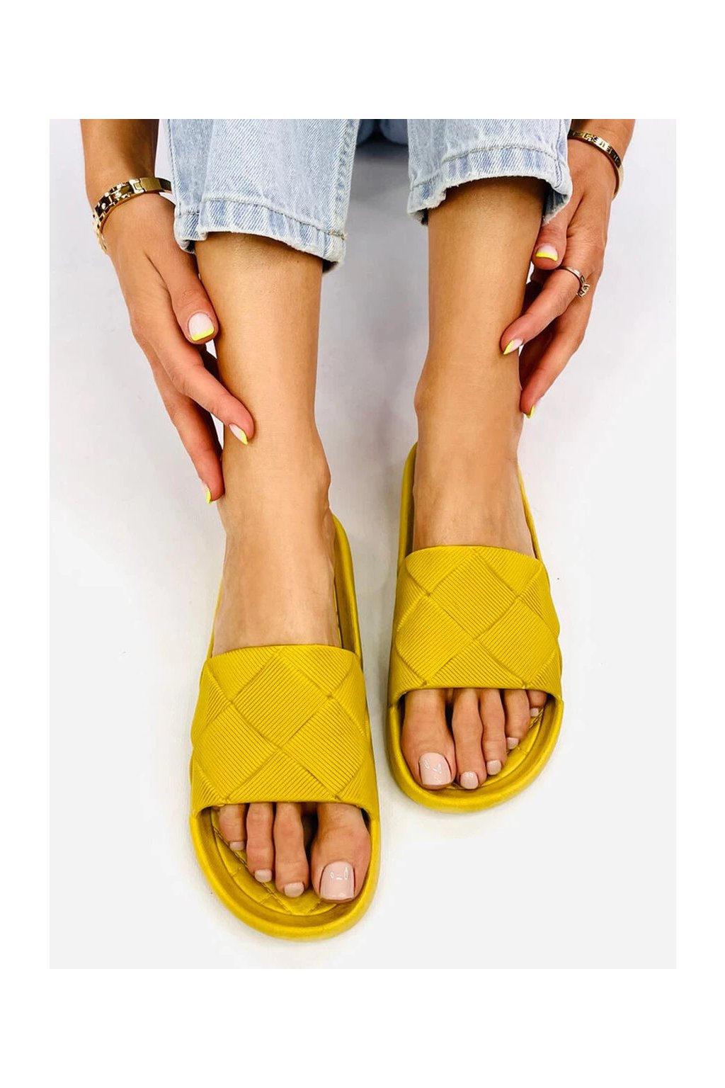 Zlaté dámske gumové šľapky na bežné nosenie, hladké, otvorenej špičky, kód produktu CK223P