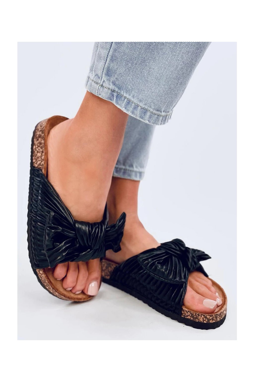 Dámske čierne šľapky z eko kože na bežné nosenie, hladké prevedenie, otvorená špička, kód produktu AE126