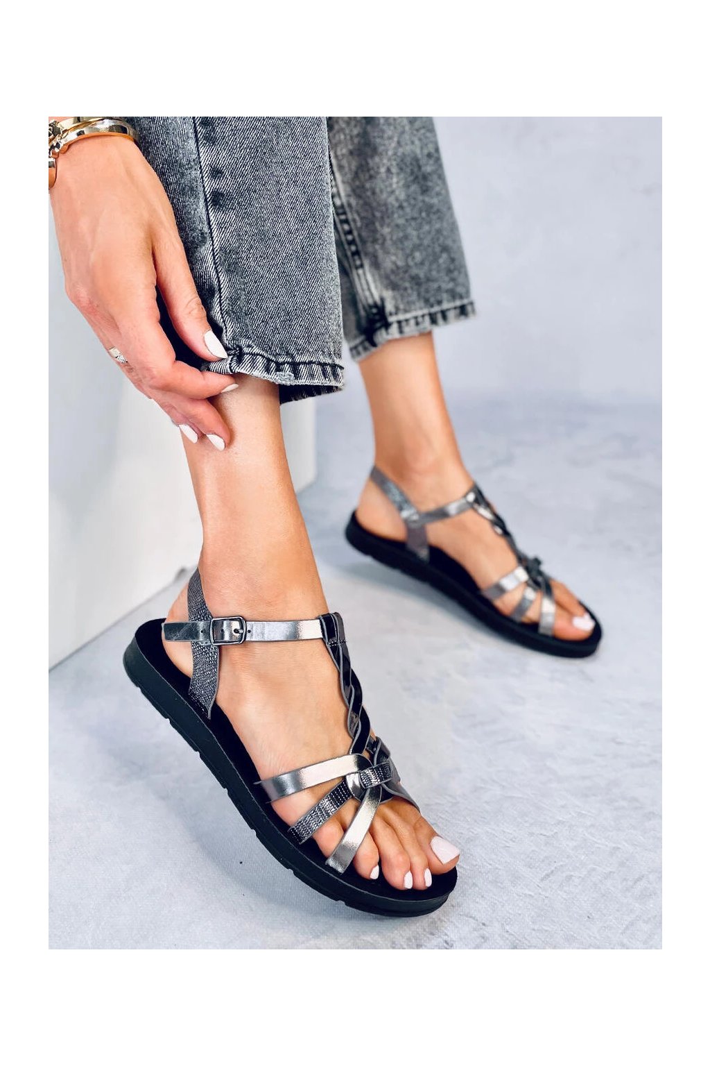 Dámske čierne sandále z eko kože na členku, hladké, na bežný deň, kód produktu ZS807