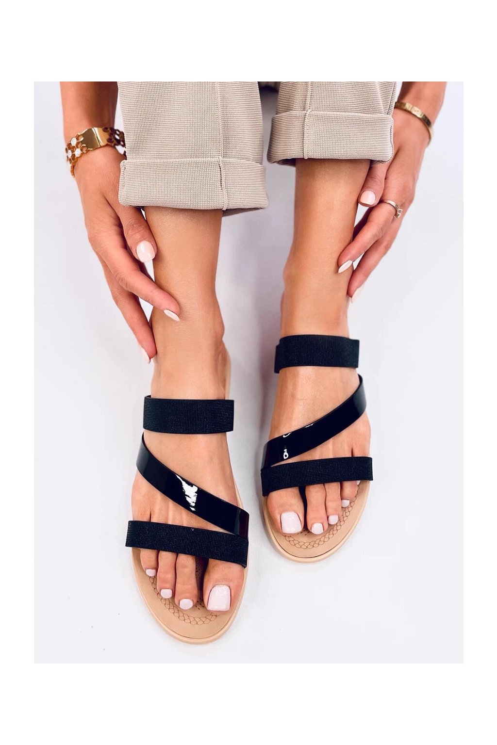 Dámske čierne šľapky z eko kože s metalickým vzorom, otvorené špičky, kód produktu JM179