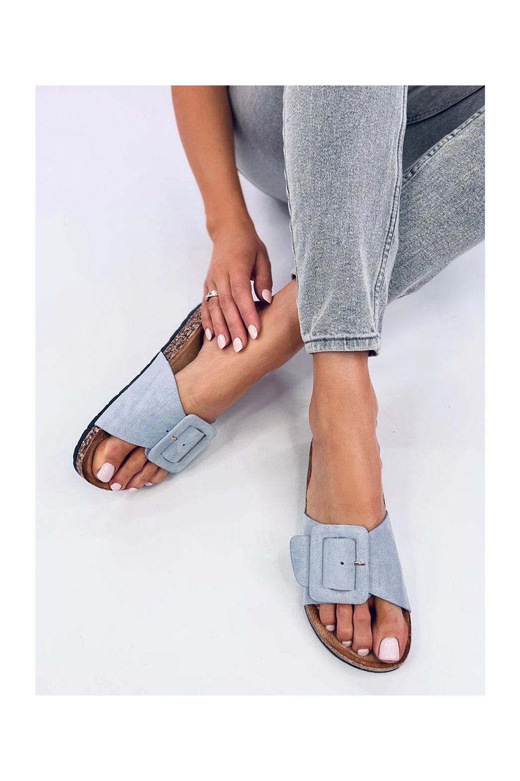 Dámske modré šľapky z eko semišu na bežné nosenie, hladké prevedenie, otvorené špičky, kód produktu LS042