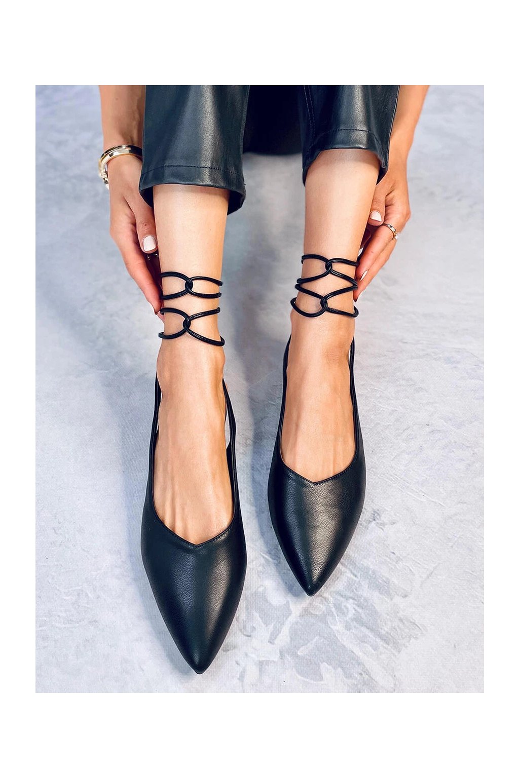 Čierne dámske elegantné baleríny s špicatou špičkou a viazaním na členku, kód produktu NF-69P