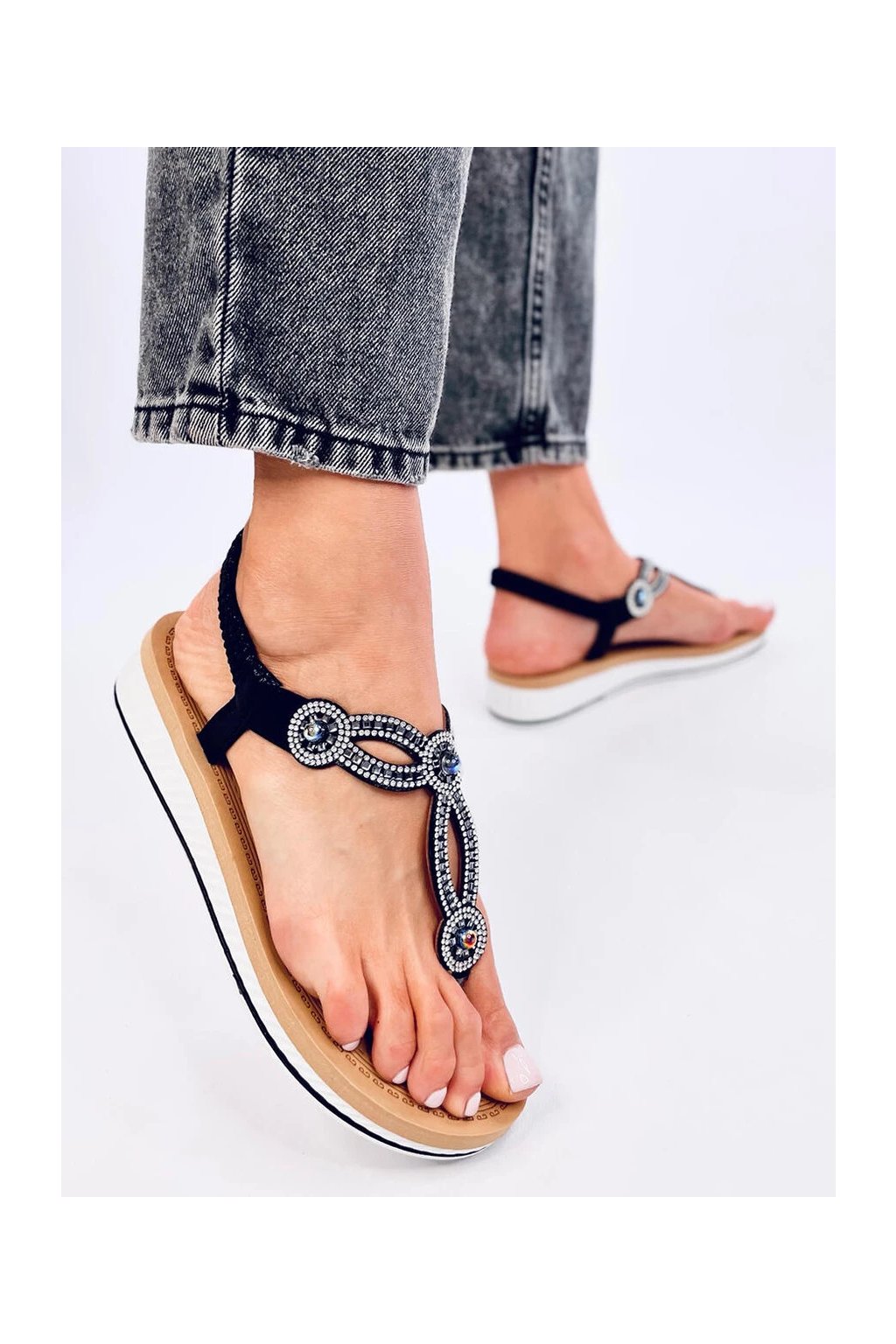 Dámske čierne sandále z eko kože s kamienkami a metalickým vzorom na bežný deň, kód produktu 6868-103