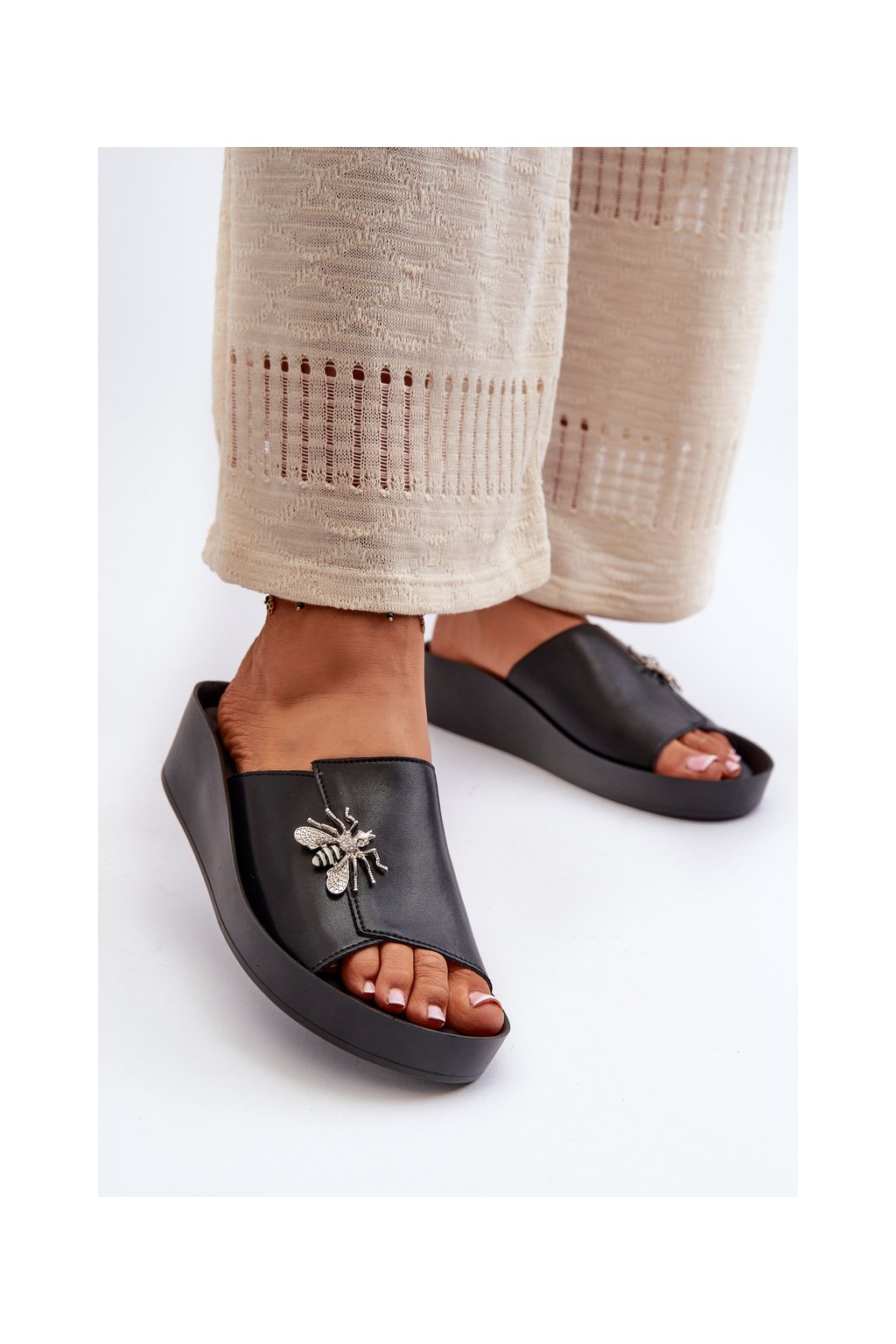 Čierne dámske kožené šľapky na platforme a 4 cm podpätku, kód produktu KV27-015 BLACK