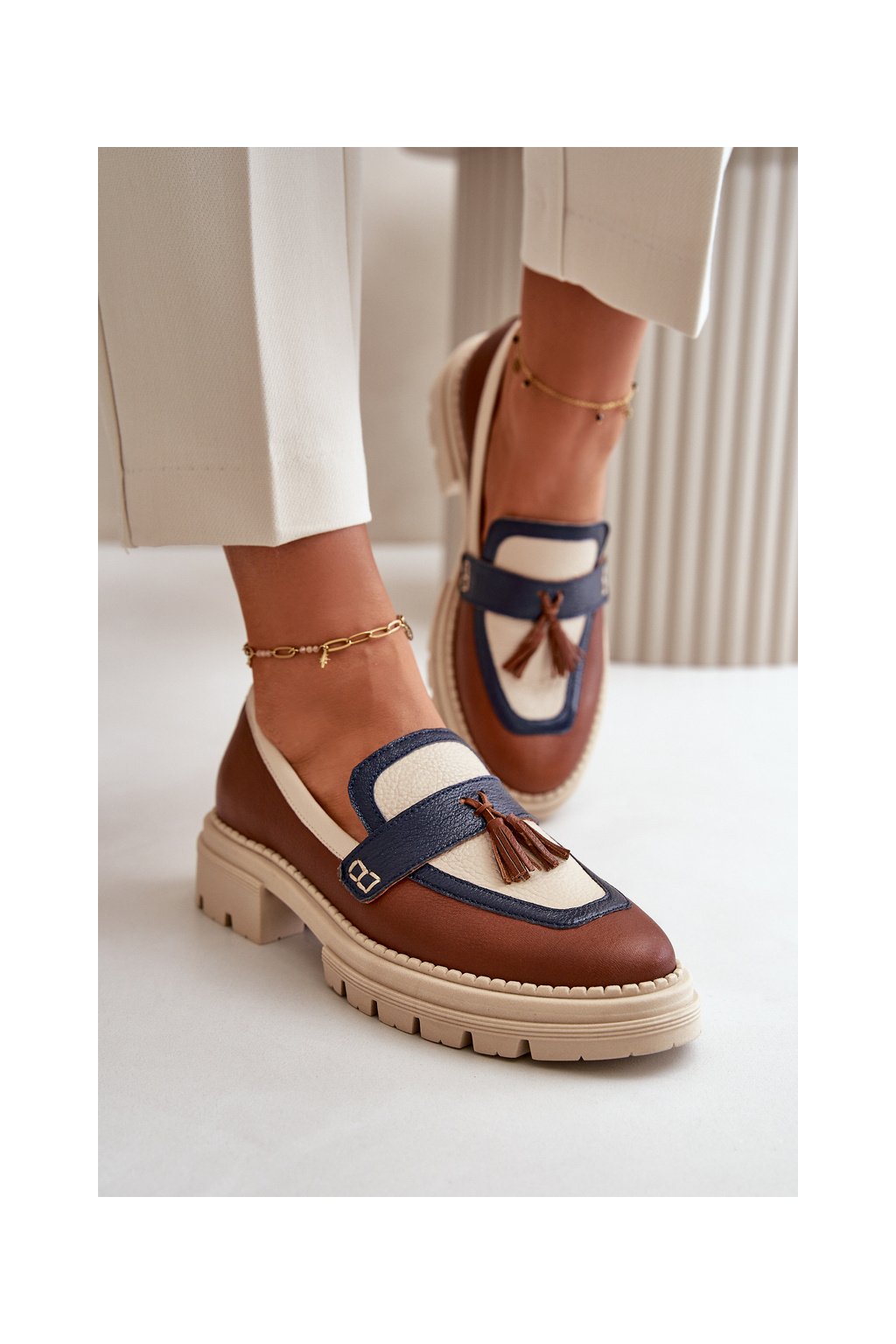 Hnedé dámske kožené mokasíny s rovnou podrážkou a ozdobným pásikom, kód produktu 2835/229-266-254