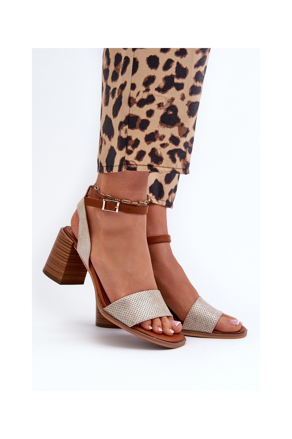 Zlaté dámske sandále z eko semišu na stĺpovom podpätku s nastaviteľnou prackou, kód produktu 24SD35-7082 GOLD