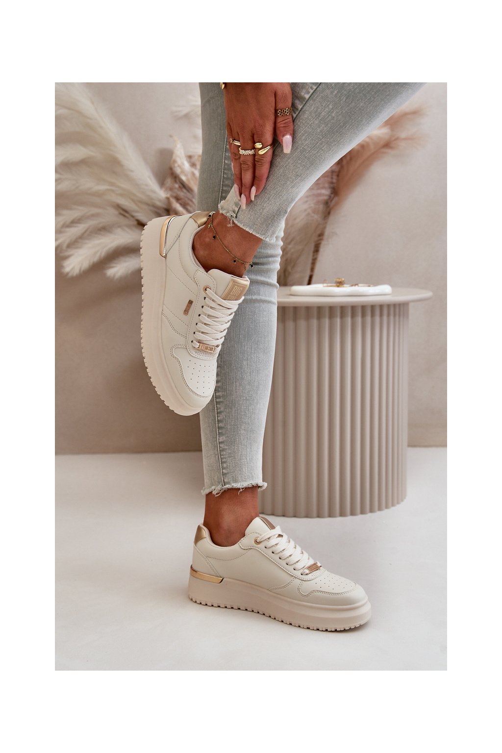 Biele dámske tenisky z eko kože na plošine, kód produktu OO274757