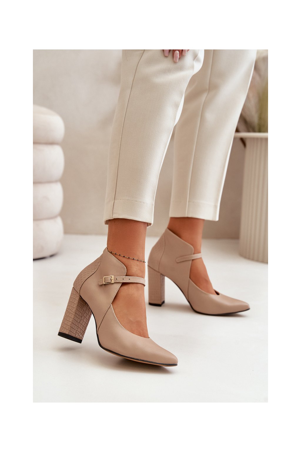 Béžové dámske kožené lodičky na stĺpovom podpätku s špičkou, kód produktu 2832/264-972