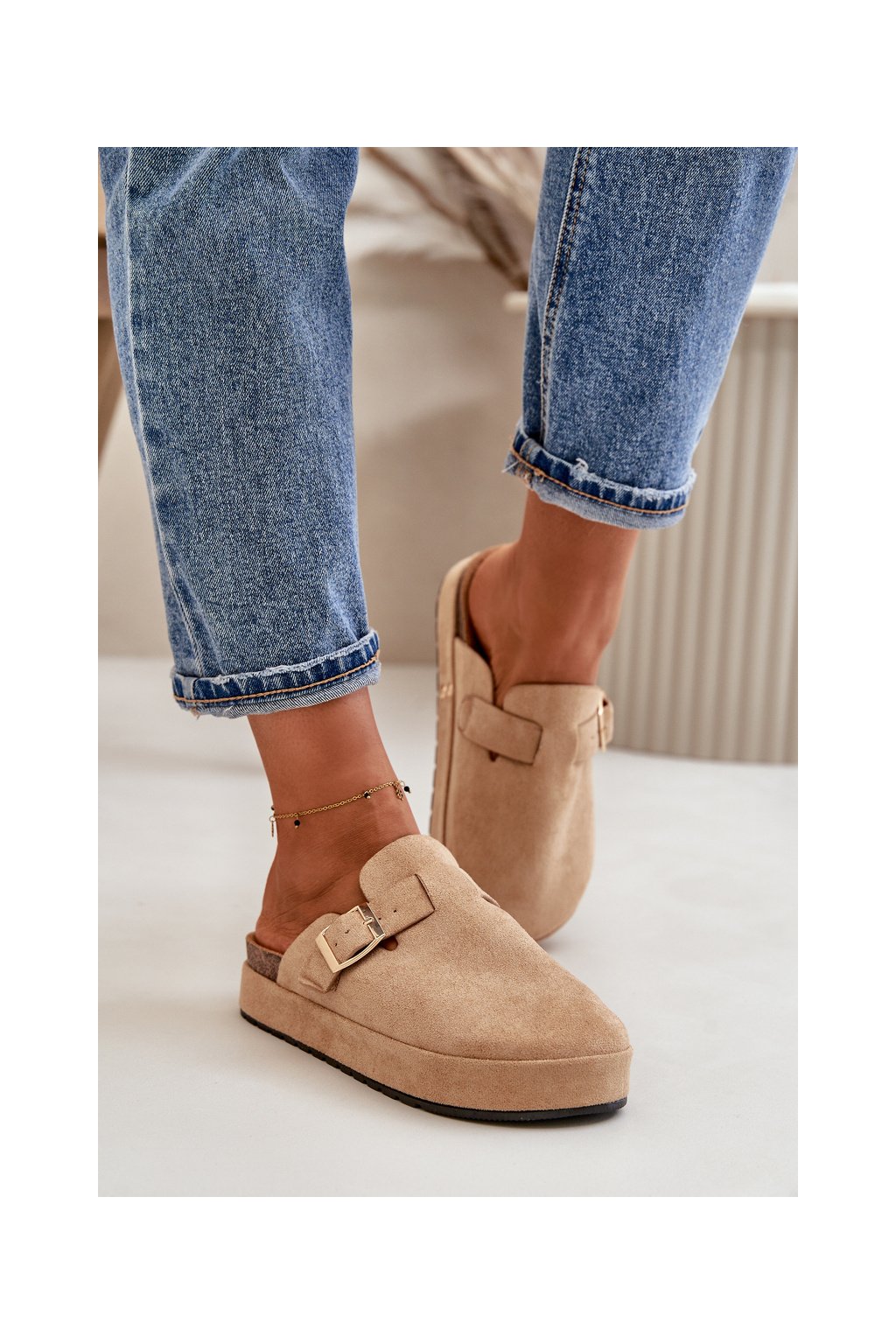 Dámske béžové šľapky z eko semišu na plošine s nastaviteľným remienkom, kód produktu TL8-123 KHAKI