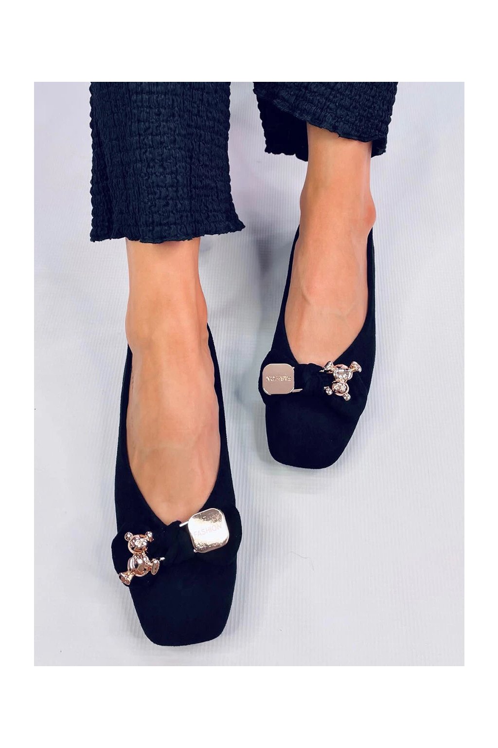 Čierne dámske baleríny z eko semišu na bežný deň s okrúhlou špičkou, kód produktu W03