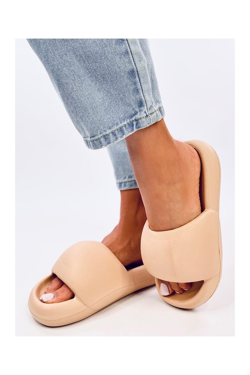 Dámske béžové šľapky na plochej podrážke, kód produktu CK258