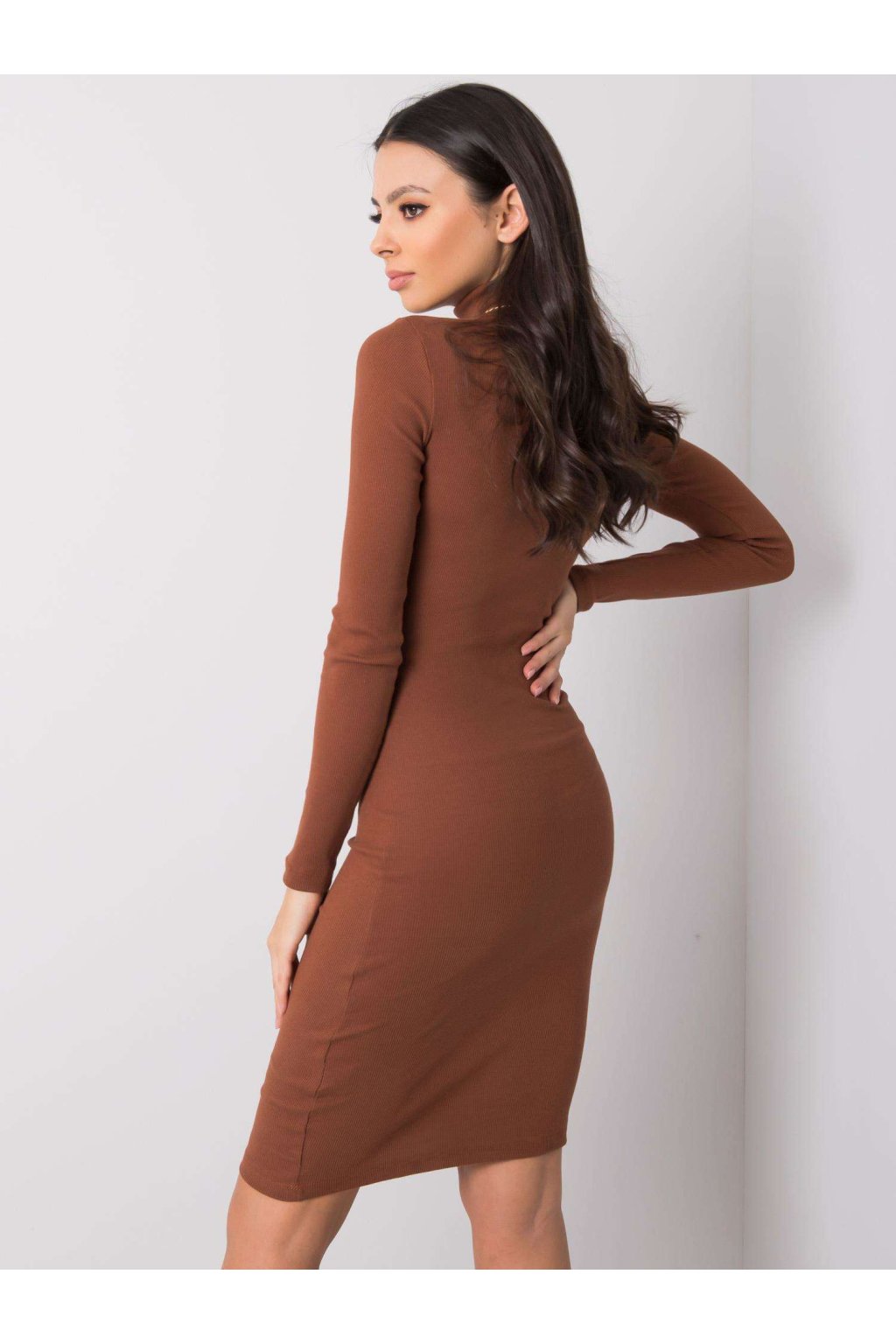 Dámske hnede šaty vypasované kód produktu RV-SK-R5133.07P