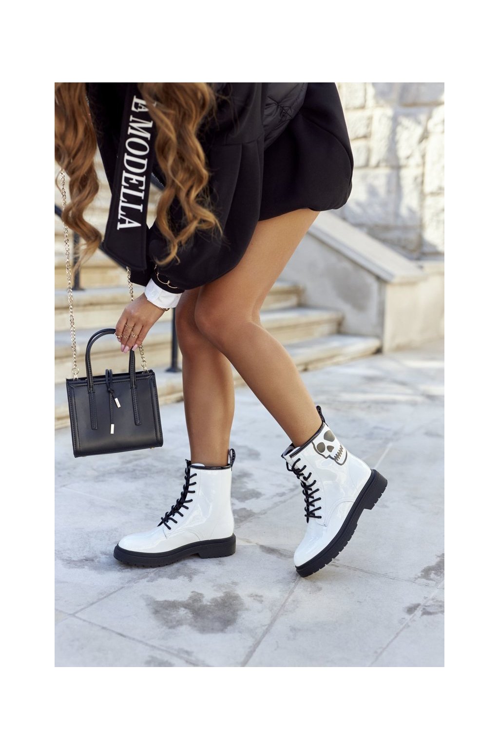 Biele dámske členkové topánky z prírodnej kože s potlačou lebky na rovnej podrážke, kód produktu II2N4048 WHITE