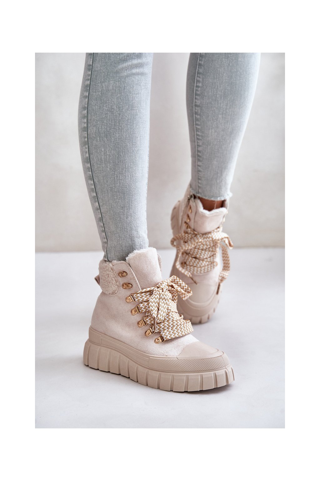 Béžové dámske členkové topánky z eko semiše na plošine so zipsom, kód produktu 24BT26-7929 BEIGE
