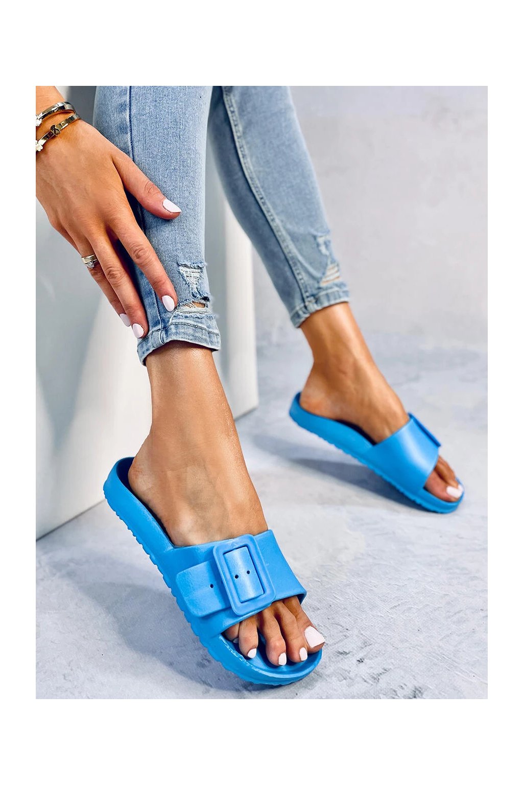 Dámske modré gumové šľapky na bežné nosenie s otvorenou špičkou, kód produktu V2028