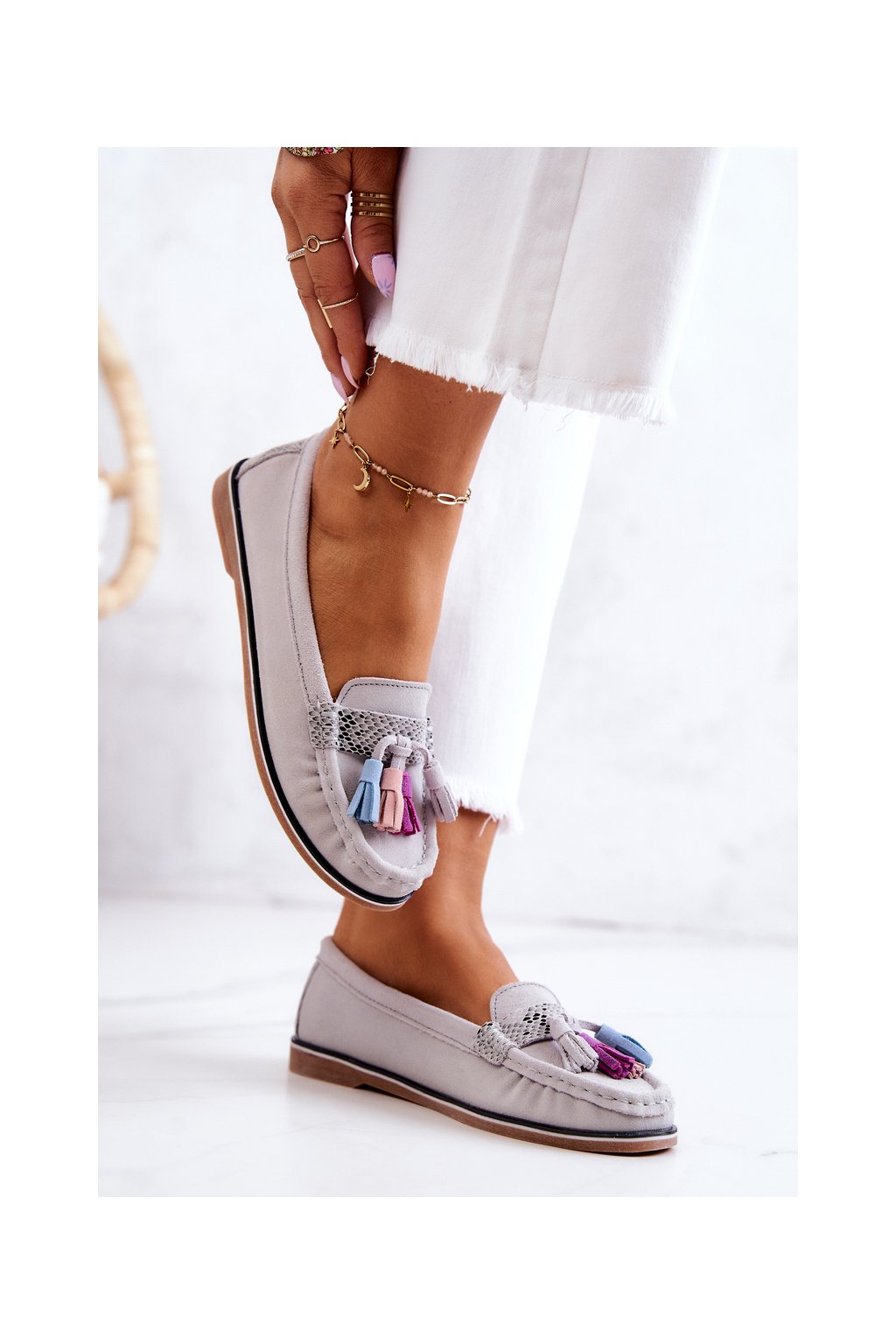 Dámske sivé semišové mokasíny na rovnej podrážke s ozdobnými strapcami, kód produktu 22PB33-4673 L.GREY