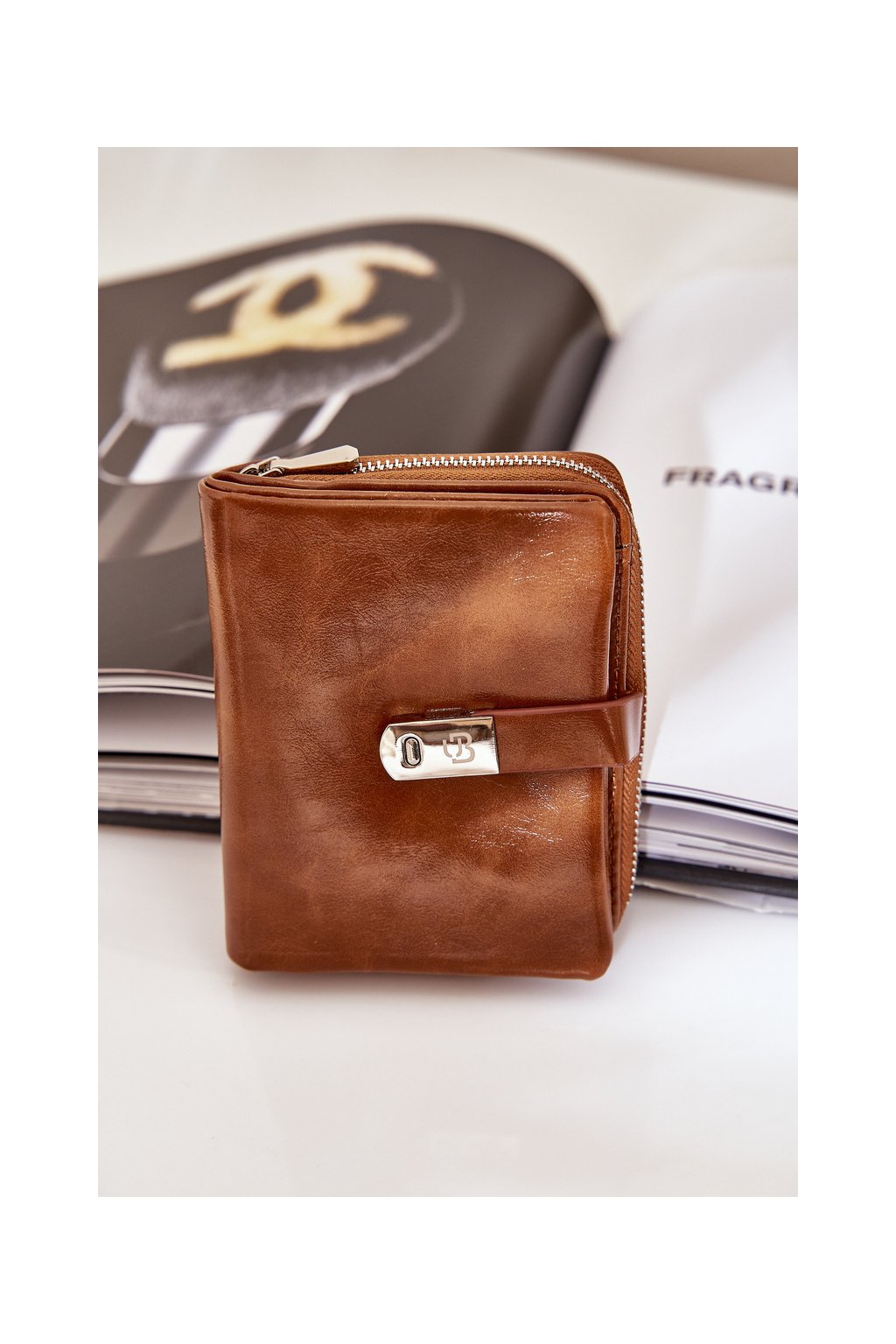 Dámska hnedá malá peňaženka z lakovanej eko kože, kód produktu PORTFEL MD1027 BROWN