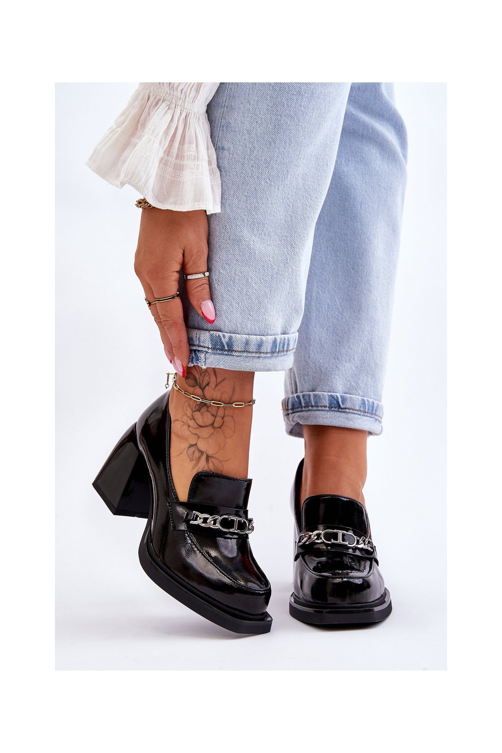 Dámske čierne lodičky z eko kože s retiazkou a emblémom, kód produktu MR-7259 BLACK