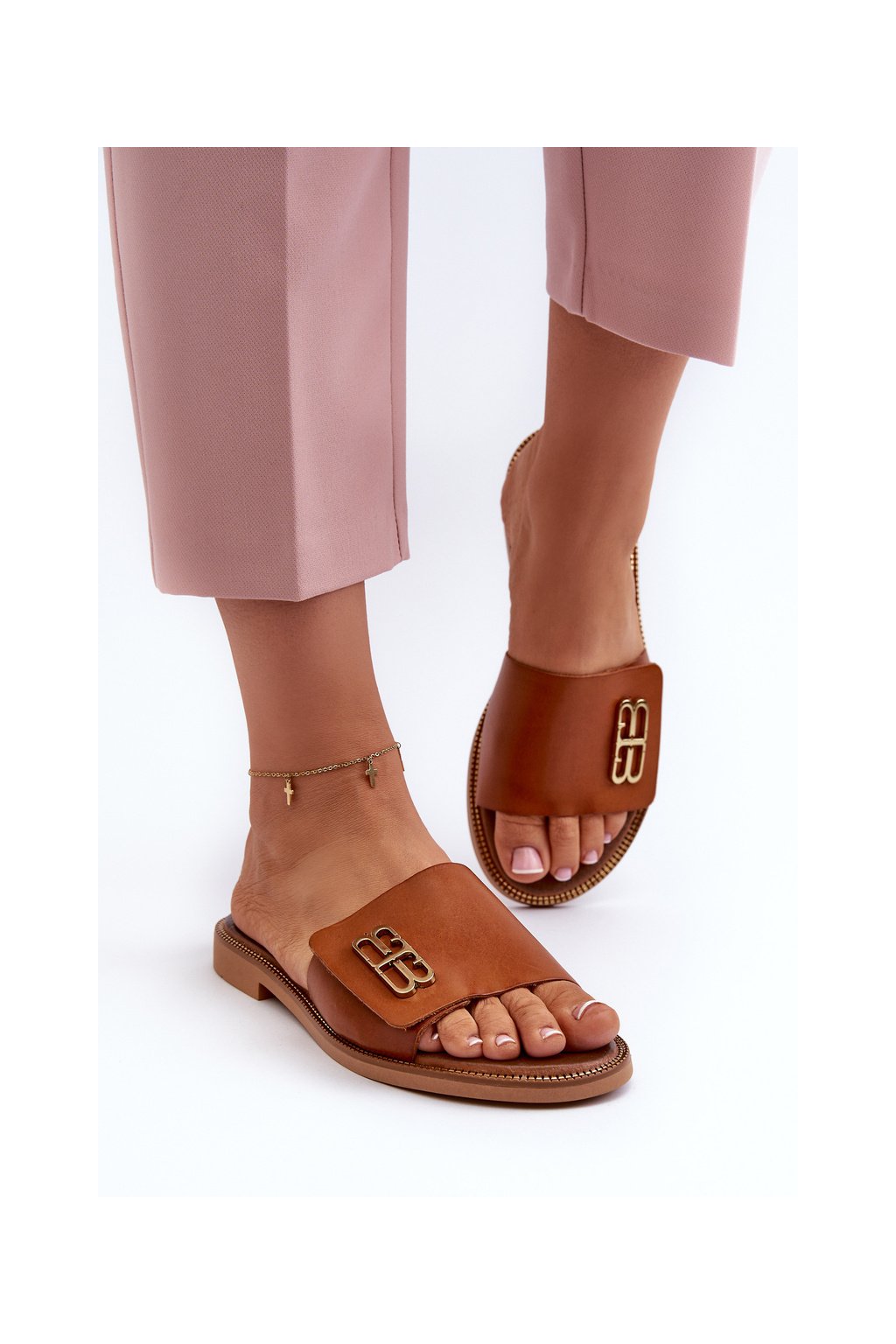 Hnedé dámske kožené šľapky s rovnou podrážkou a zlatým zdobením, kód produktu 40384 BF.BRĄZ+ZŁ