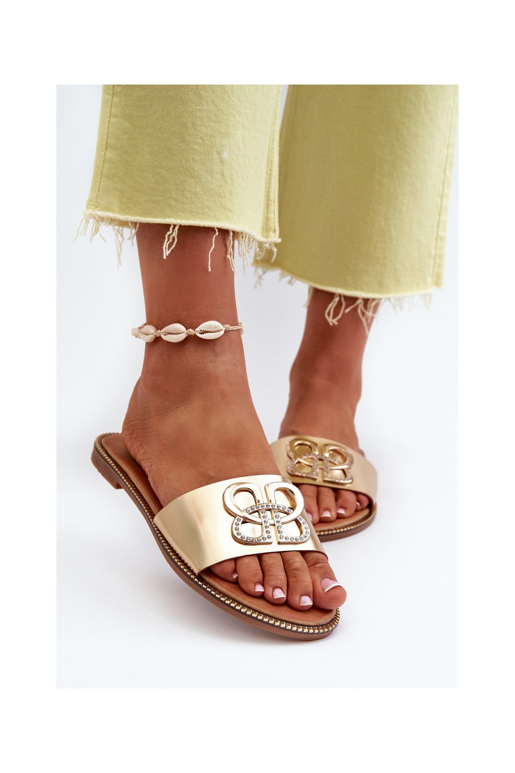 Zlaté dámske šľapky z eko kože na rovnej podrážke s trblietkami, kód produktu W-153 GOLD