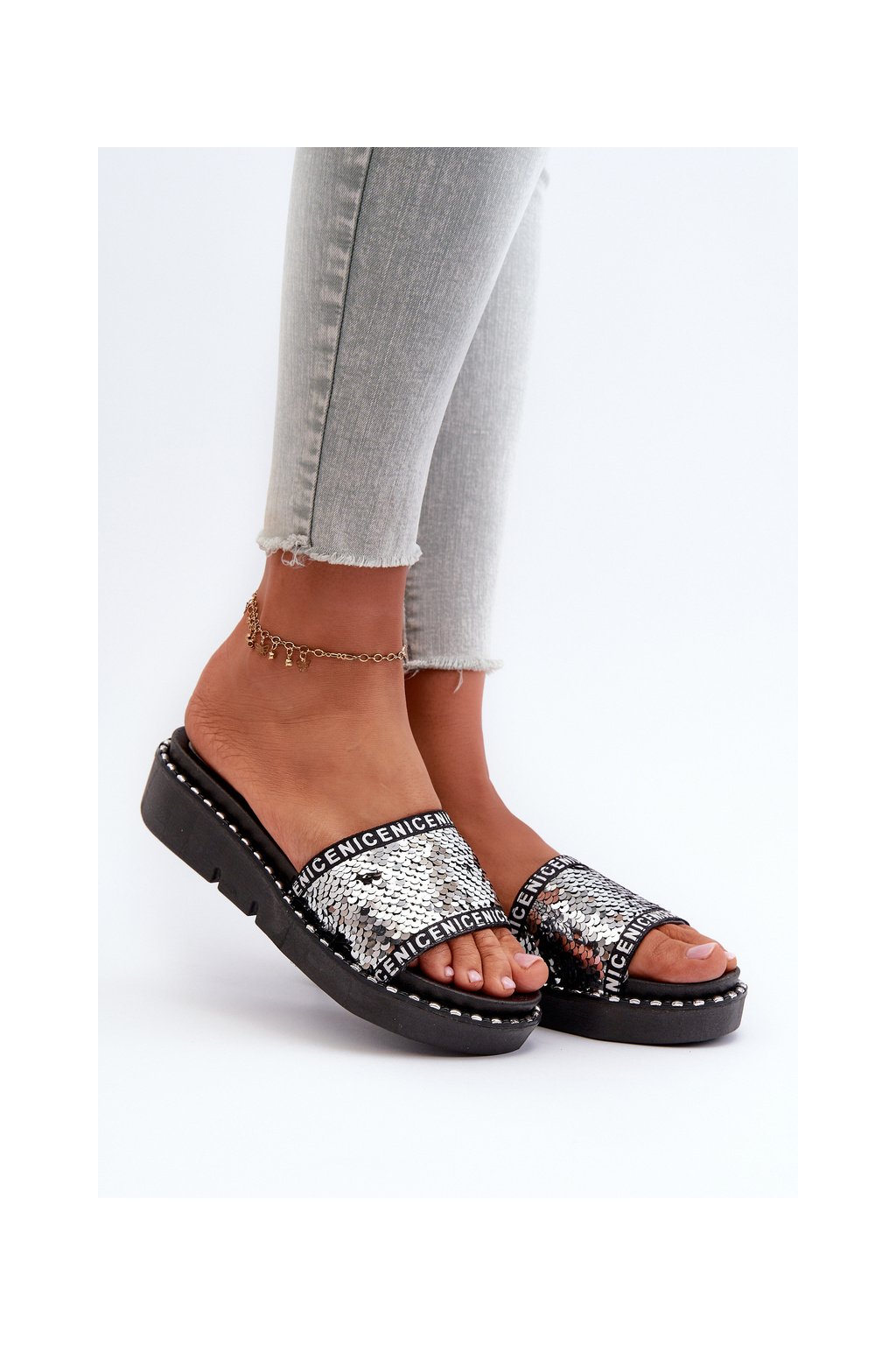 Dámske strieborné šľapky na platforme a klinovom podpätku s flitrami, kód produktu G-582-02 SILVER