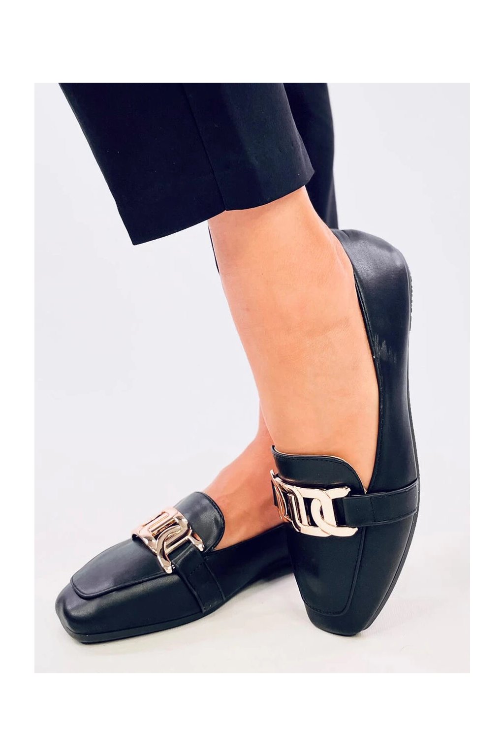 Dámske čierne elegantné mokasíny z eko kože, hladké prevedenie, hranatá špička, kód produktu GO-37