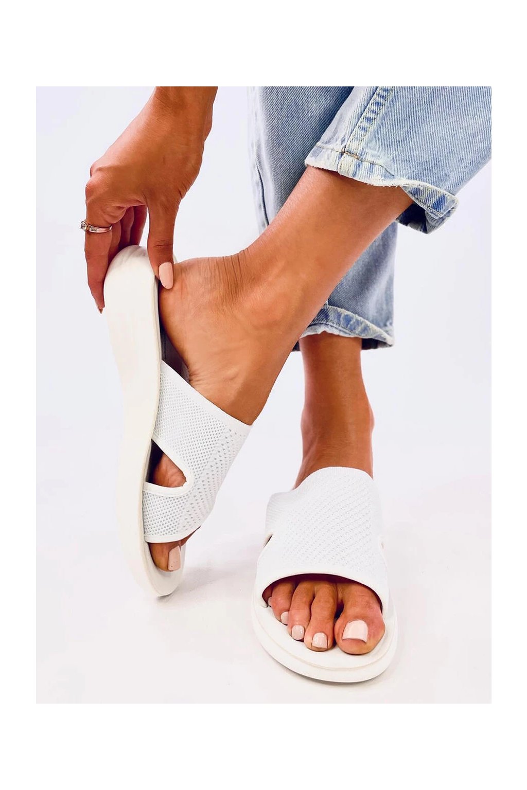 Dámske biele dierované šľapky z textilu na bežné nosenie, kód produktu 840