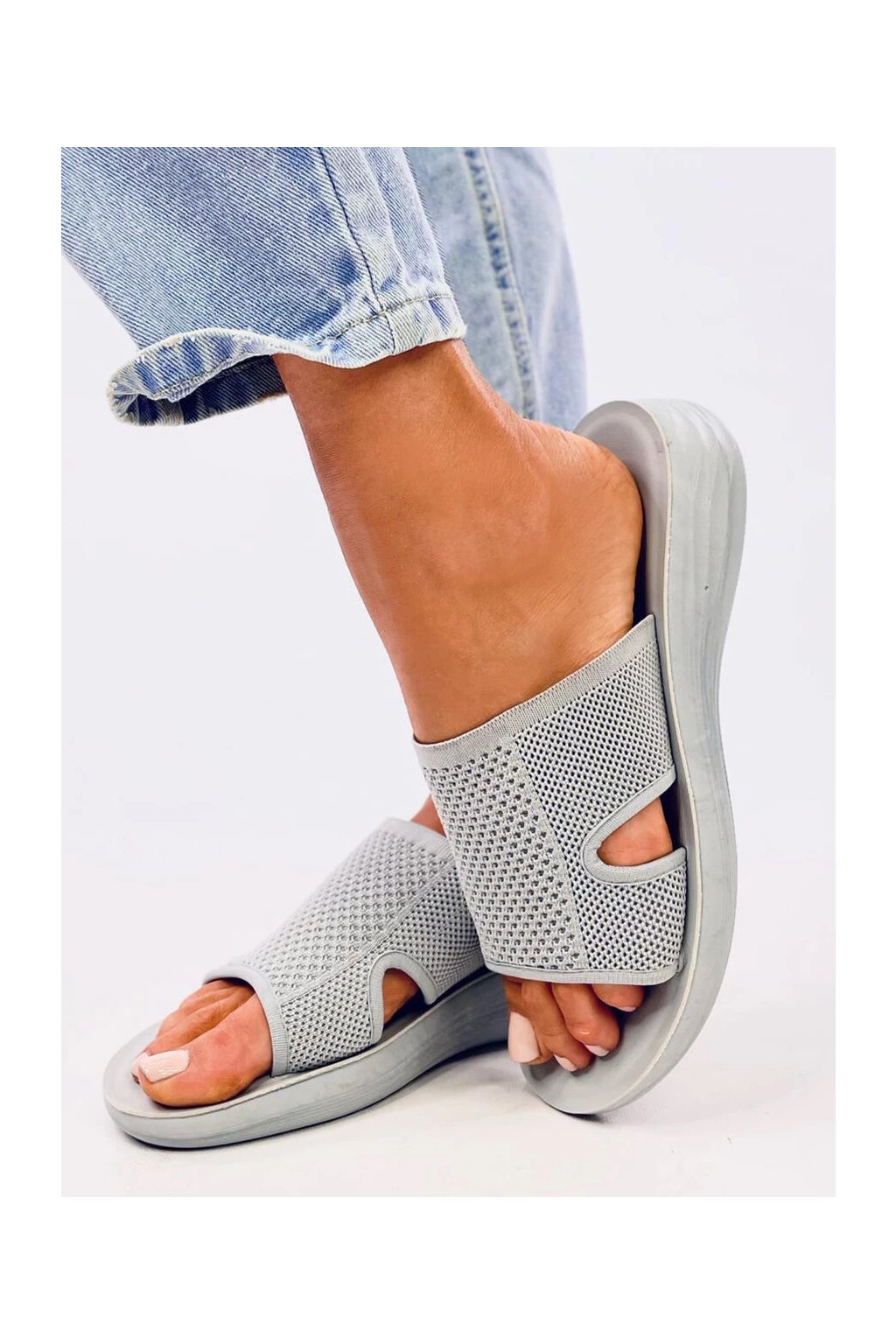 Dámske sivé dierované šľapky z textílie na bežné nosenie, kód produktu 840