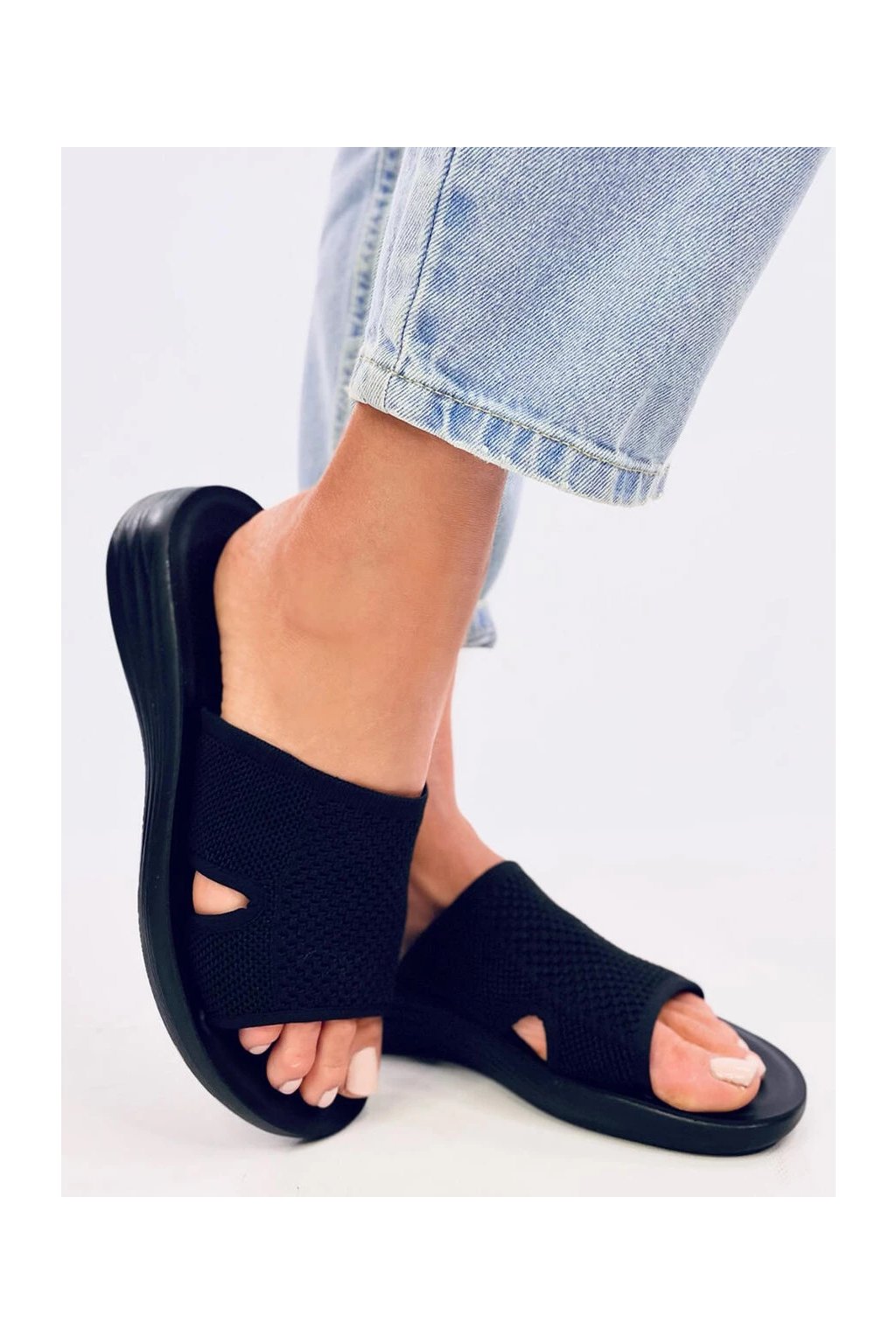 Dámske čierne dierované šľapky z textilného materiálu, kód produktu 840