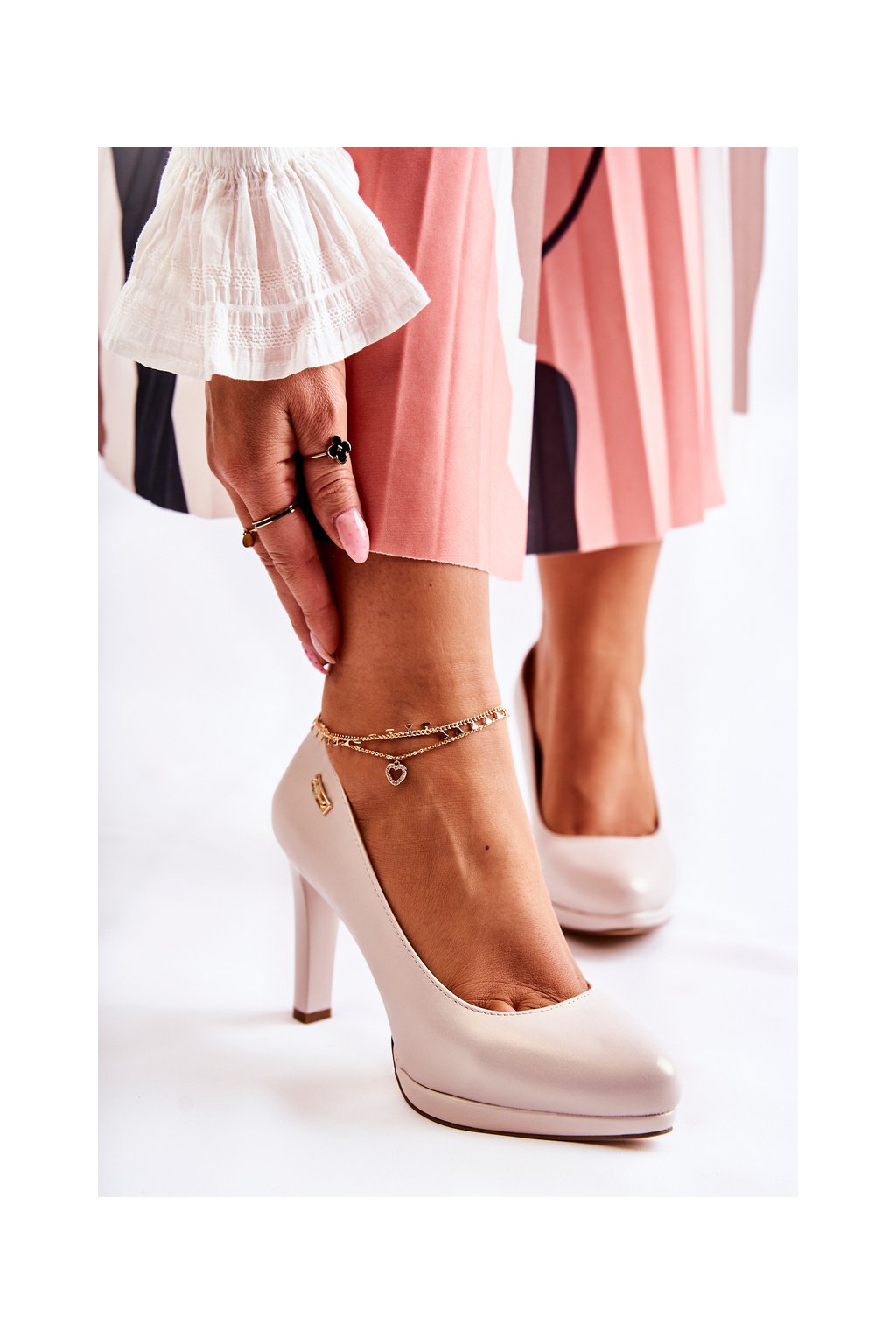 Dámske béžové lodičky na stĺpovom podpätku s mandľovou špičkou, kód produktu 1438 BEŻ PERŁA