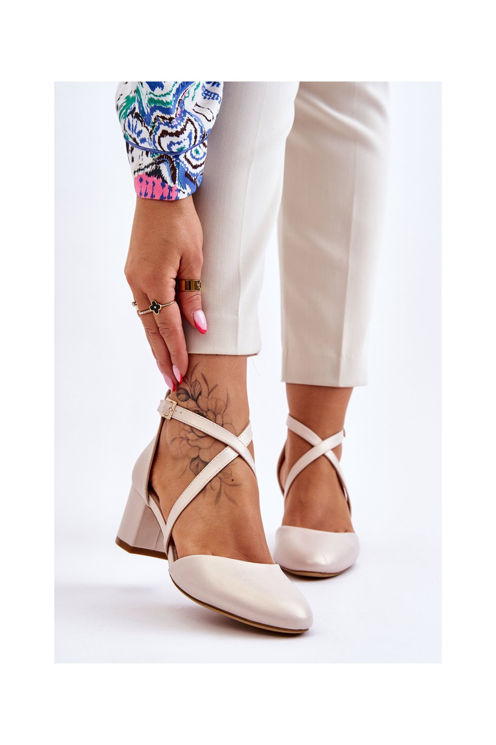 Dámske béžové lodičky na stĺpovom podpätku s prírodnou koženou stielkou, kód produktu SK824 BEŻ PERŁA