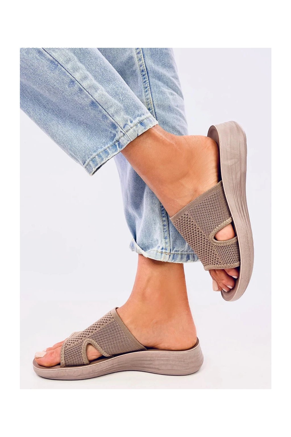 Dámske hnedé šľapky z textilného materiálu s dierovaním, otvorené špičky, štýlové na bežné nosenie, kód produktu 840