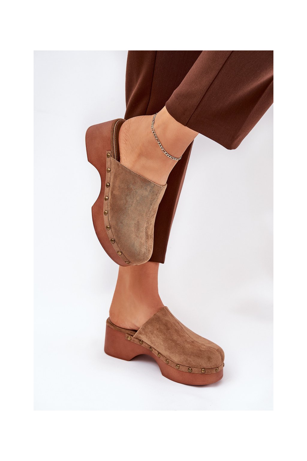 Hnedé dámske papuče z eko semišu s cvočkami, kód produktu 8065 CAMEL