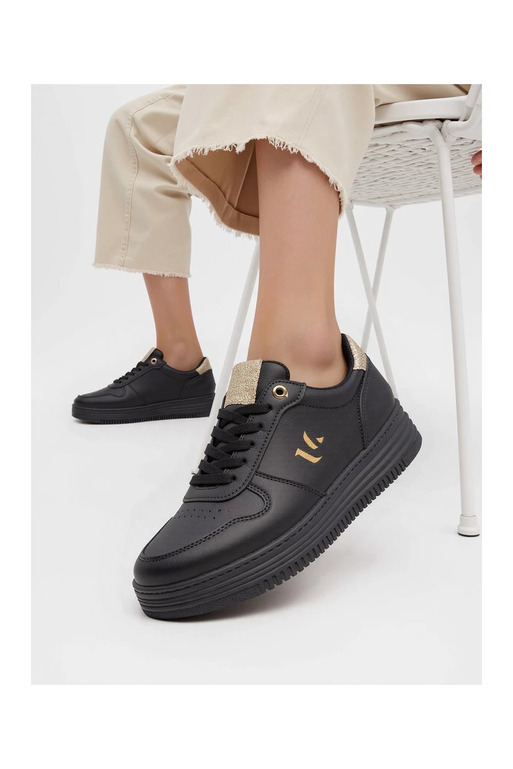 Dámske čierne mokasíny z eko kože, zlaté detaily, šnúrovanie, kód produktu 7-28