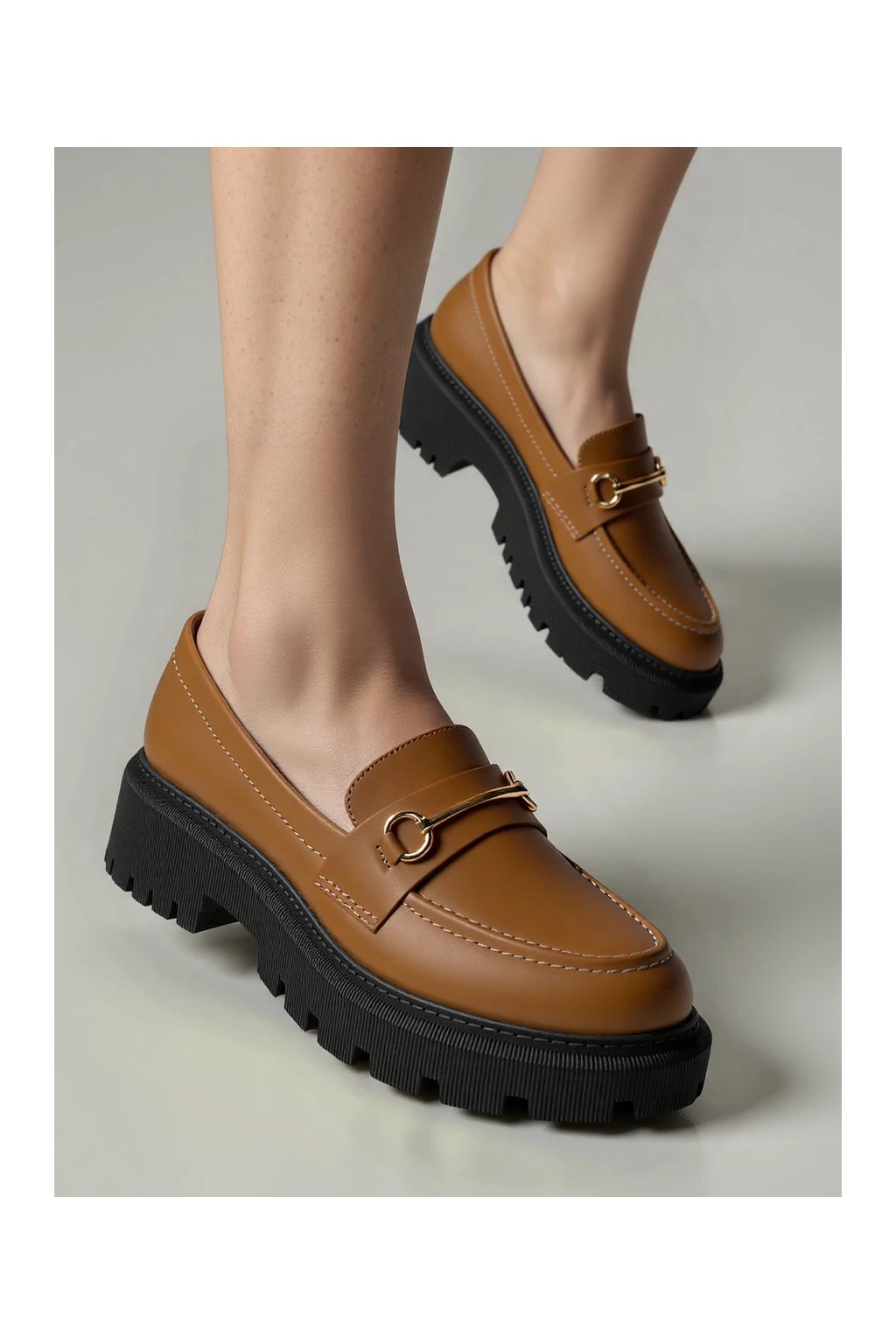 Dámske hnedé mokasíny z eko kože s okrúhlou špičkou a zlatou ozdobou, kód produktu GO-21A