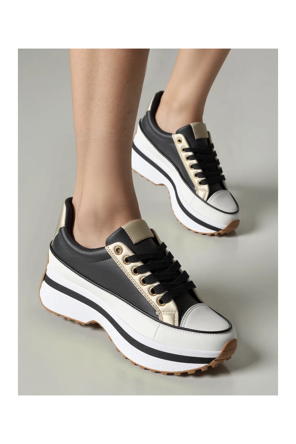 Dámske čierne mokasíny z eko kože na šnúrkovanie s kontrastnými zlatými panelmi, kód produktu 6380