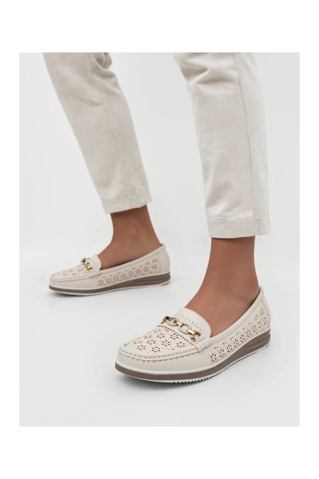 Dámske biele mokasíny z eko kože s ažúrmi a zlatým zdobením, kód produktu 3987