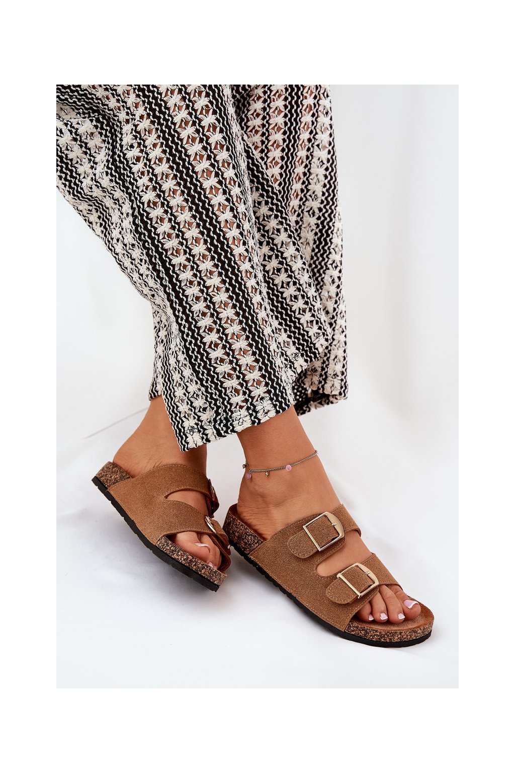 Hnedé dámske papuče z eko semišu na korkovej platforme s zlatými puzkami, kód produktu LS-139 CAMEL