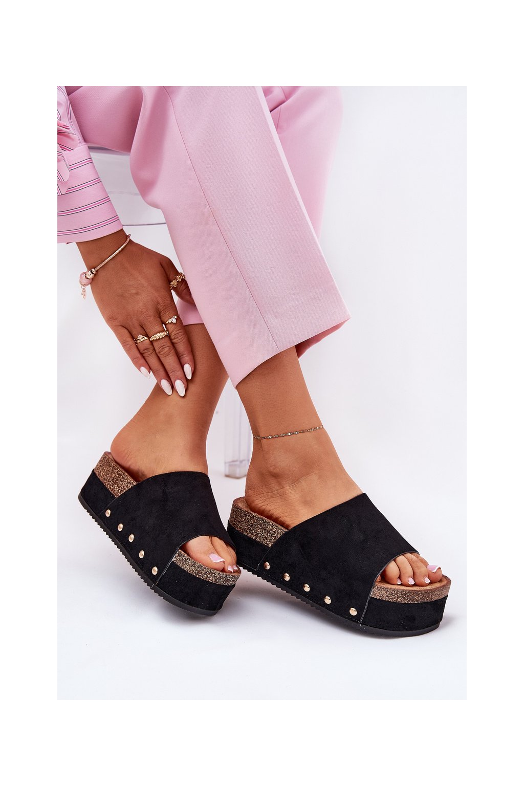 Čierne dámske papuče z eko semišu na hrubej platforme s cvočkami, kód produktu TL8-165 BLACK