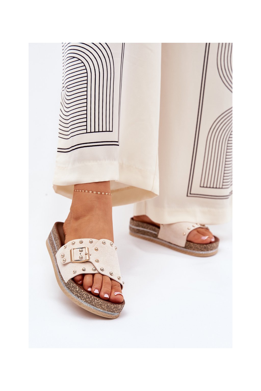 Béžové dámske sandále z eko semišu s hrotmi a zapínaním slip-on, kód produktu M550 BEIGE