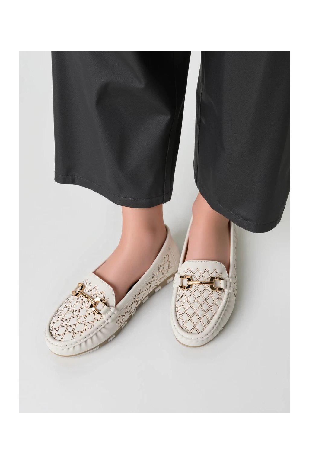 Dámske biele mokasíny z eko kože s geometrickým vzorom a zlatým zdobením, kód produktu 3080