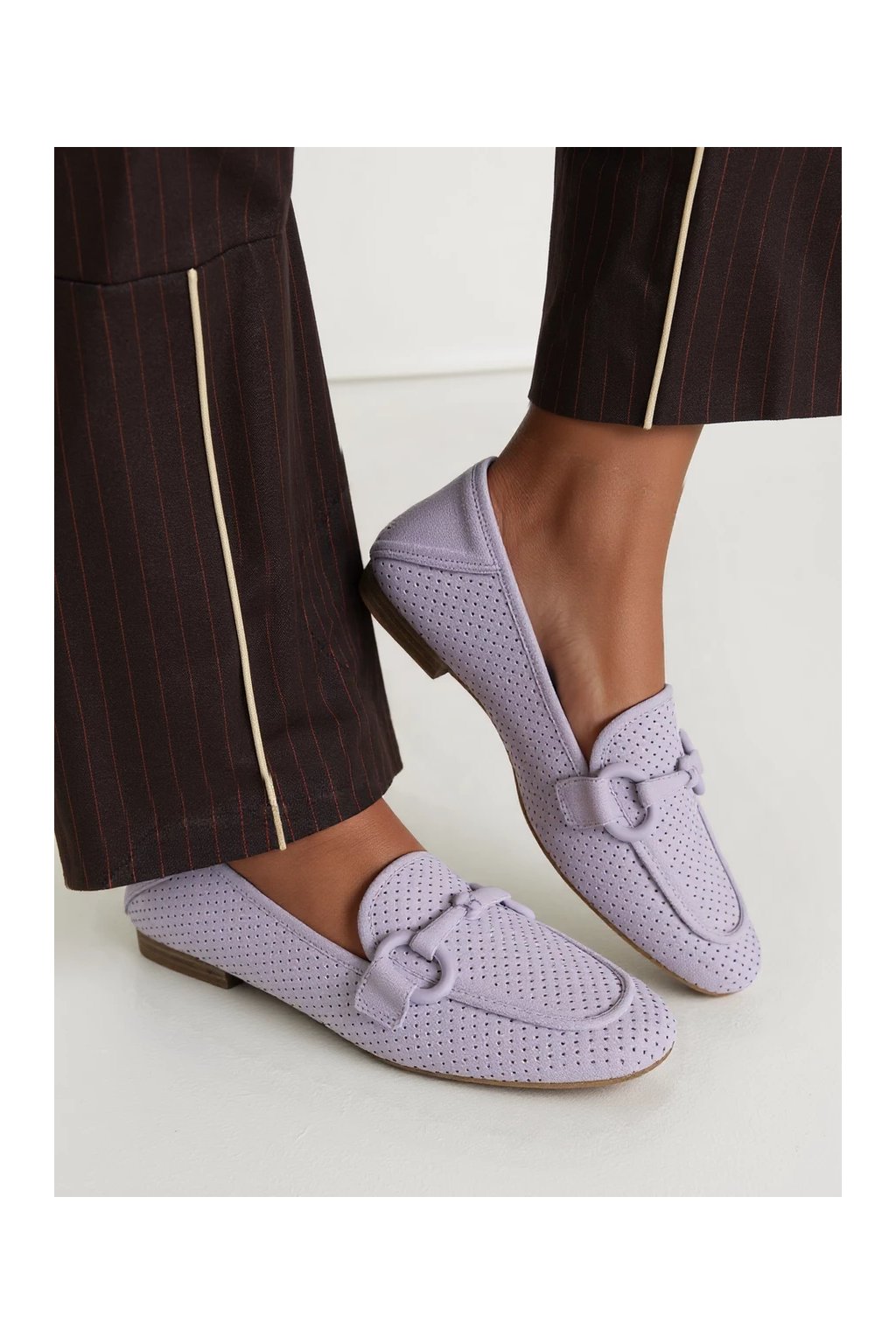 Dámske fialové semišové mokasíny s perforáciou na vsúvanie, kód produktu GQ8-020
