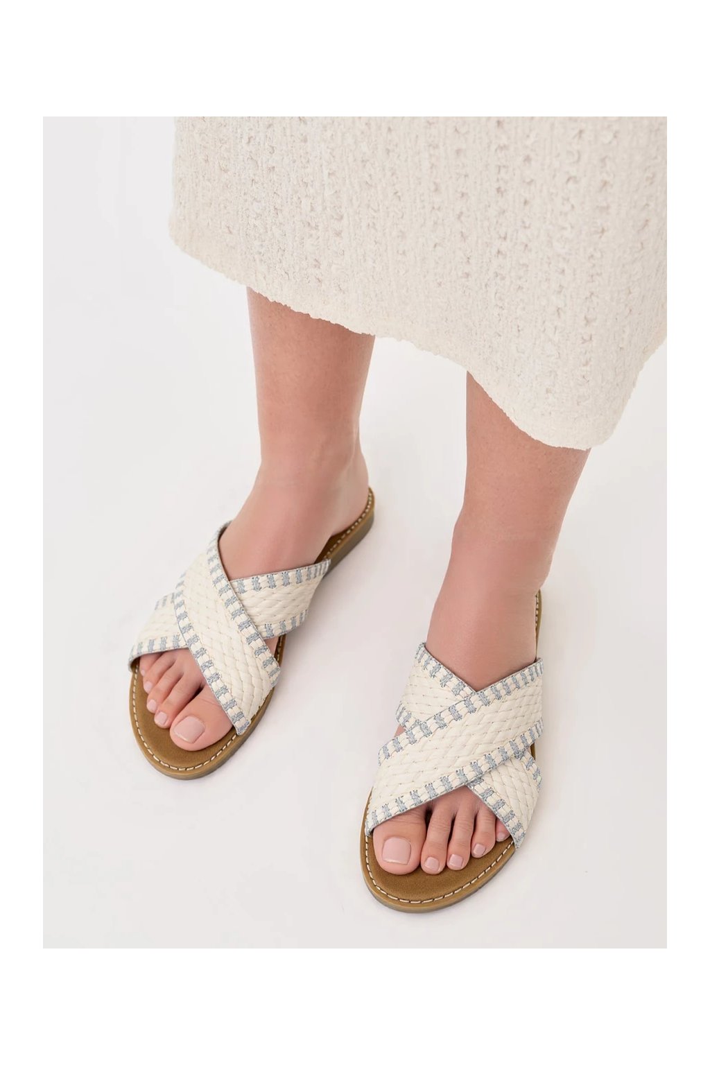 Dámske biele sandále s pleteným vzorom na prstoch, s rovnou podrážkou, kód produktu JB1949